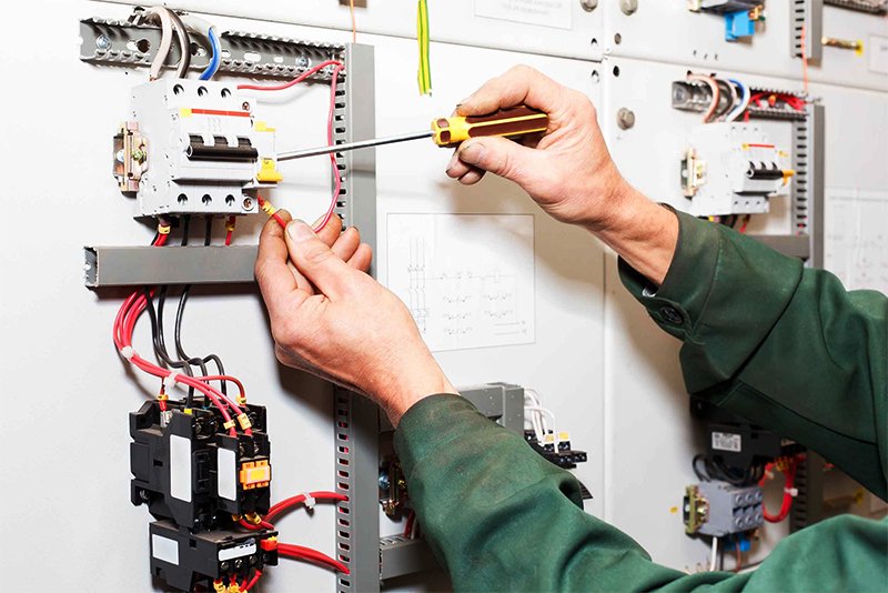 How to Safely Hire an Electrician in Dubai